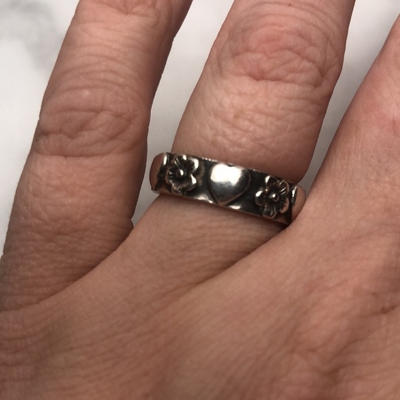 Flower & heart‎ band size 7 - Picture 2 of 5